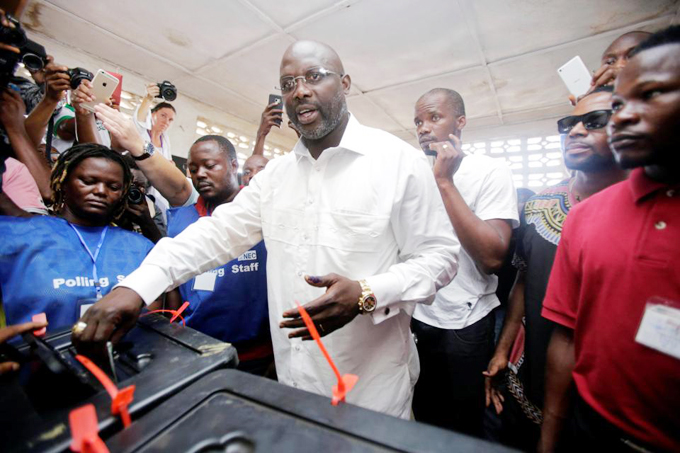 George Weah vừa trực tiếp đi bỏ phiếu tại quê nhà Liberia