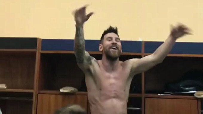 Messi 'thăng hoa' trong phòng thay đồ Argentina