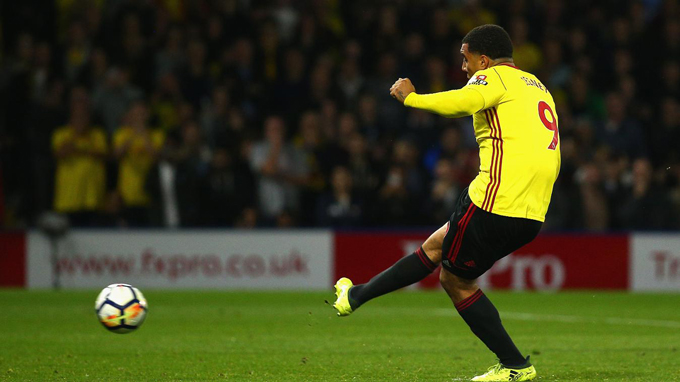 Deeney gỡ hòa cho Watford từ chấm 11m