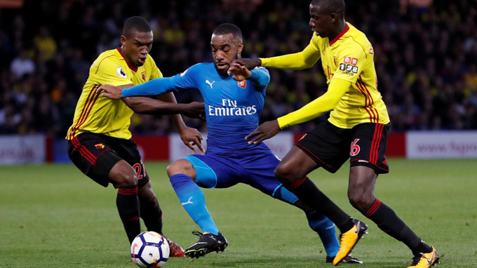 Lacazette không nhận được sự trợ giúp tích cực từ đồng đội