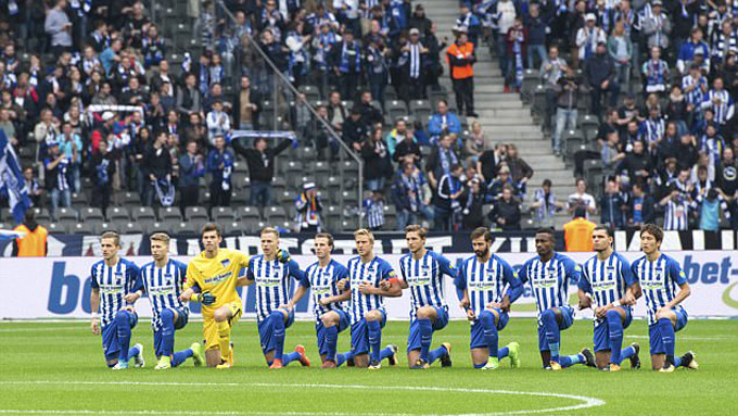 Cầu thủ Hertha Berlin quỳ gối chống nạn phân biệt chủng tộc