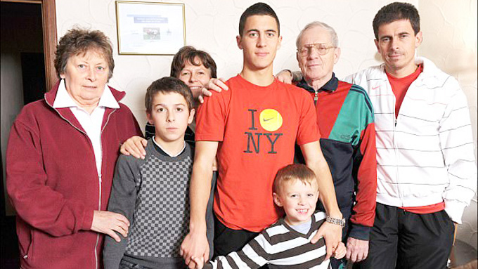 Ông nội Eden Hazard ngày nay (thứ hai từ phải sang), bố anh (bìa phải), mẹ anh và 2 người em của anh