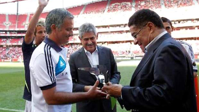 Mourinho khởi đầu sự nghiệp cầm quân ở Benfica