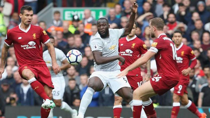 Trung vệ Liverpool tố Lukaku cố tình giẫm vào mặt