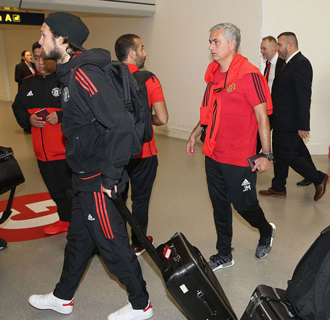 HLV Mourinho cùng các học trò đáp chuyến bay tới Bồ Đào Nha sớm một ngày