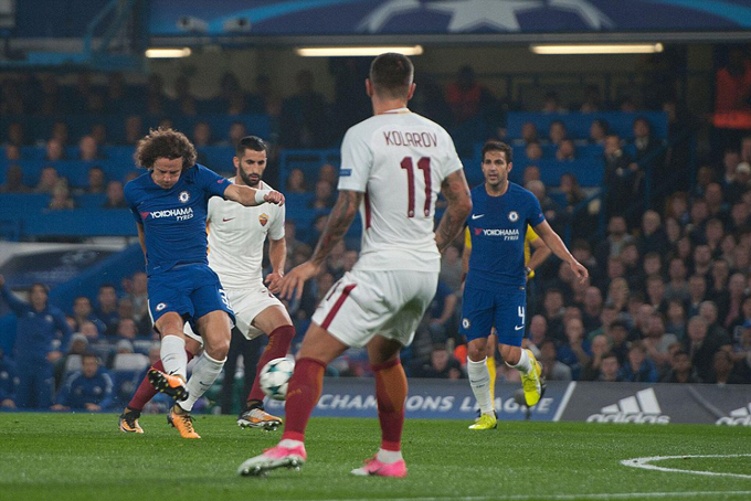 Luiz cứa lòng từ xa đem về bàn mở tỷ số cho Chelsea