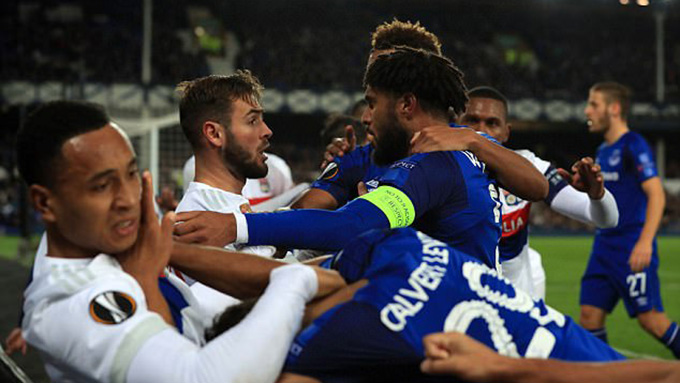 Ẩu đả với Lyon, Everton đối diện án phạt nặng