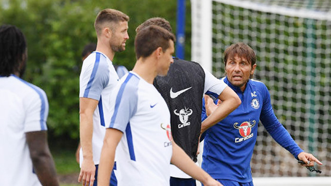 Cầu thủ Chelsea phản ứng với Conte