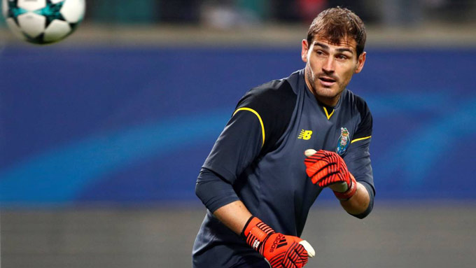 Casillas mất suất đá chính vì nghiện smartphone
