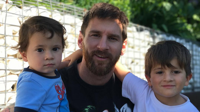 Nhóc tì nhà Messi nghêu ngao hát bài ca truyền thống Catalan