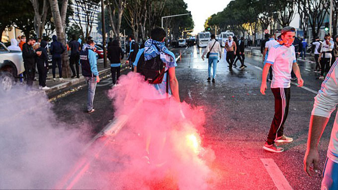Bạo loạn nổ ra trước trận Marseille vs PSG