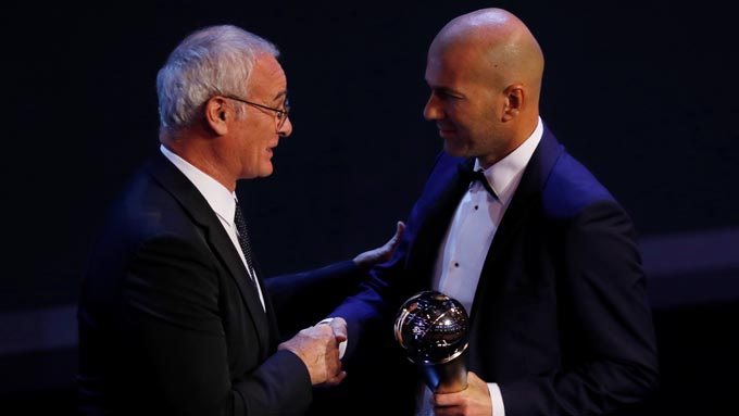Trong khi Ronaldo nhận giải “Cầu thủ xuất sắc” thì ông thầy Zidane cũng ẵm nốt giải “HLV xuất sắc”