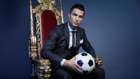 "Nhà vua" Ronaldo chễm chệ trên ngai vàng cùng giải thưởng The Best