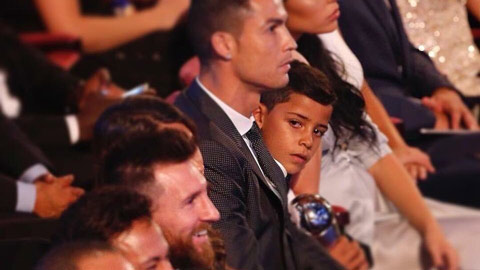 Mắt biếc Cristiano Jr thi vị hóa cuộc chiến Ronaldo - Messi