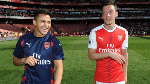 Chủ Arsenal công khai muốn giữ Sanchez và Oezil