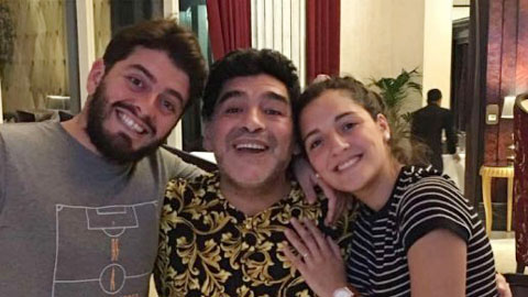Diego Maradona mặc pijama mừng sinh nhật bên con gái