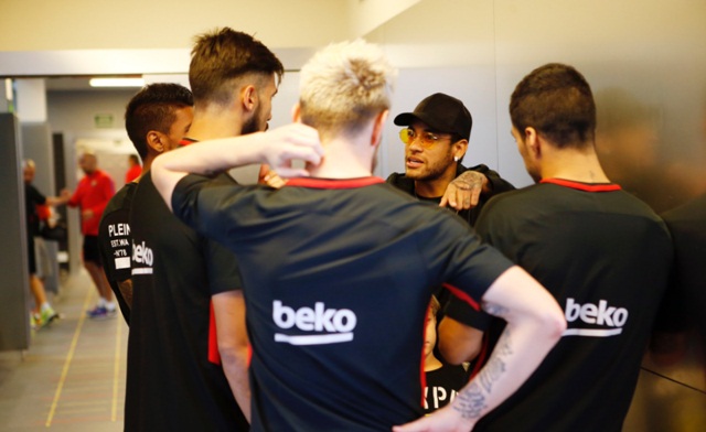 Neymar nói chuyện với các thành viên CLB cũ Barca