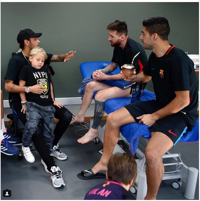 Neymar đưa cả cậu con trai về thăm Messi và Barca