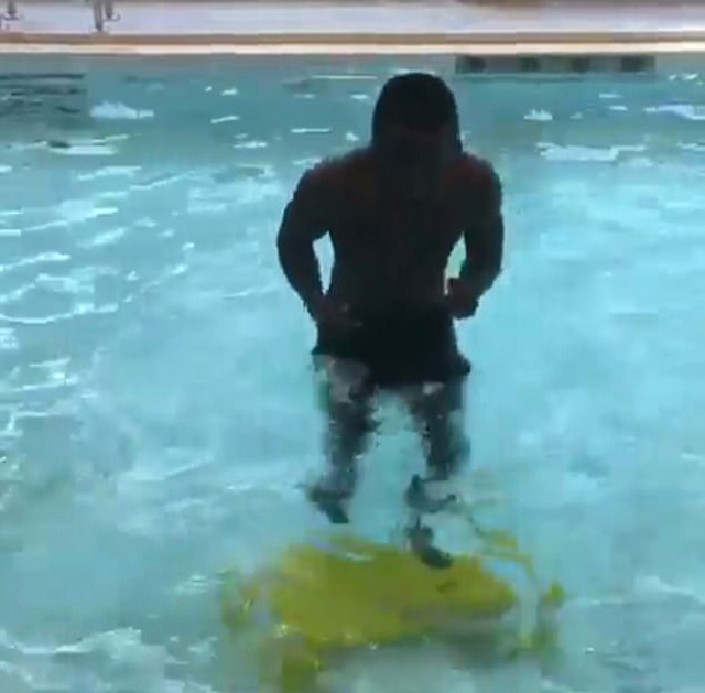 Moses tập luyện trong bể bơi để sớm trở lại