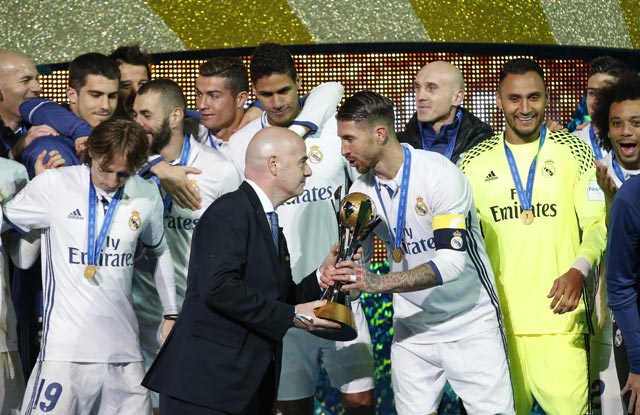 Chủ tịch FIFA Gianni Infantino trao cúp FIFA Club World Cup 2017 cho Real