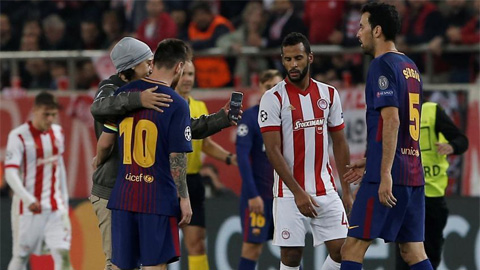 Messi gượng gạo chụp hình "tự sướng" cùng fan