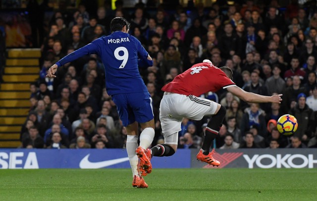 Phil Jones phản lưới nhà, song trọng tài xác định Morata đã phạm lỗi trước đó