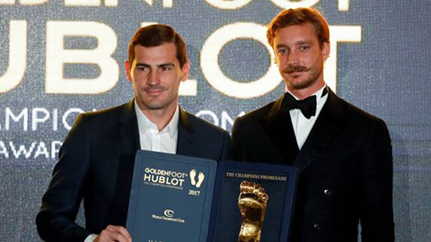 Iker Casillas giành giải Bàn chân vàng 2017