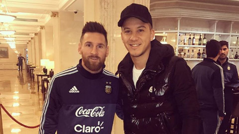 Messi xin lỗi vì không nhận ra cầu thủ đồng hương