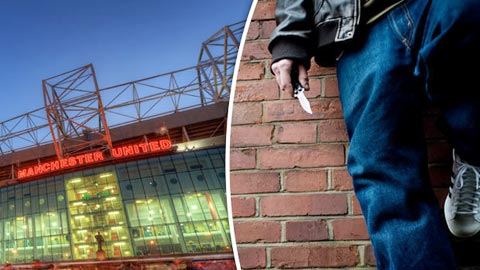Fan cuồng mang dao xông vào sân Old Trafford