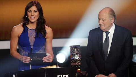 Nữ thủ môn Solo từng bị cựu chủ tịch FIFA… sờ vòng 3