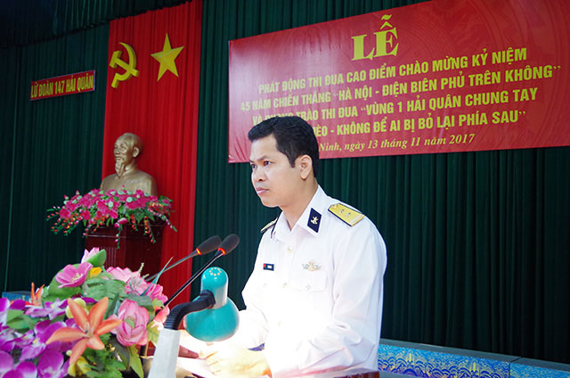 Trung tá Vũ Văn Tiến đọc diễn văn