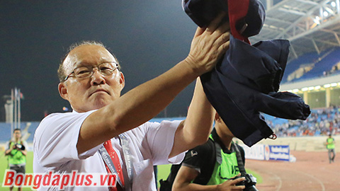 HLV Park Hang-seo cởi áo ăn mừng vé dự Asian Cup 2019