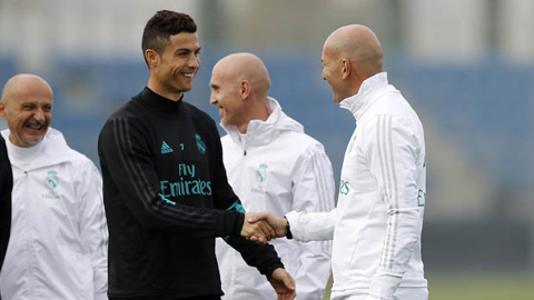 Ronaldo trở lại tập luyện sau 2 ngày chăm bồ đẻ