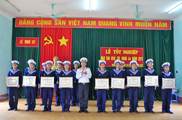 Đại tá Nguyễn Quốc Doanh trao giấy khen cho các học viên