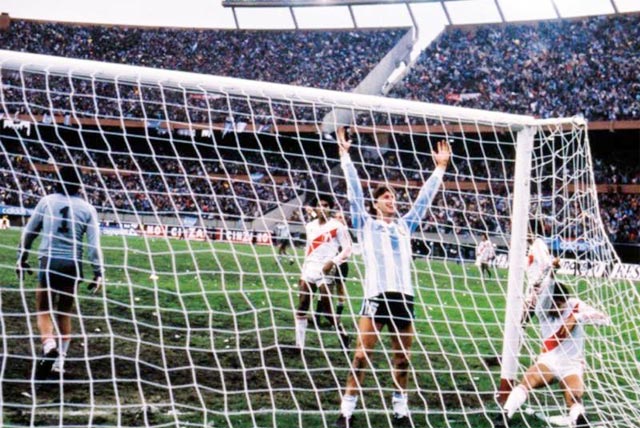 Gareca từng ghi bàn vào lưới Peru để khiến đội tuyển này không thể có vé dự Mexico 86
