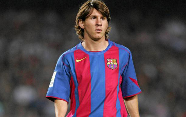 Messi thời niên thiếu: Hãy cùng nhìn lại hành trình trở thành một trong những cầu thủ bóng đá vĩ đại nhất mọi thời đại của Messi khi anh còn là một cậu bé trẻ mới bắt đầu chinh phục ước mơ của mình. Hình ảnh của Messi thời niên thiếu chắc chắn sẽ khiến bạn cảm thấy cảm động và ngưỡng mộ.