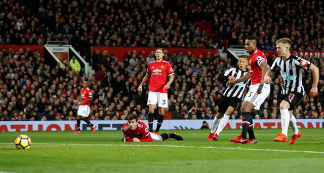 Lindelof trượt chân nhìn Gayle sút thủng lưới De Gea