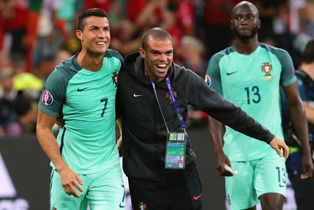 Pepe kêu gọi Ronaldo tới Besiktas sát cánh cùng mình