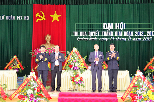 Đồng chí Trần Đức Thắng, Phó Bí thư Thị ủy, Chủ tịch HĐND thị xã Quảng Yên trao quà tặng