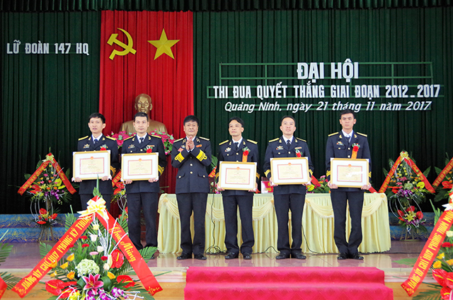 Thủ trưởng đơn vị trao bằng khen cho Lữ đoàn 147