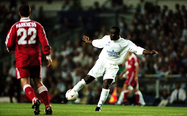 Yeboah với siêu phẩm vào lưới Liverpool