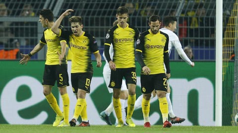 Dortmund sụp đổ như… domino