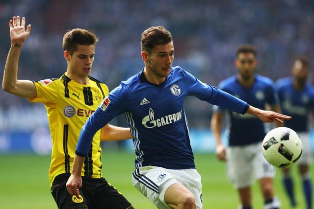 Phong độ của Schalke (phải) đang vượt trội Dortmund
