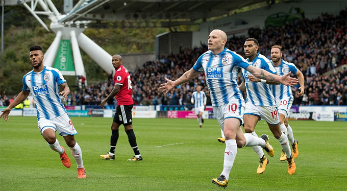 Huddersfield từng gây bất ngờ khi đánh bại M.U 2-1