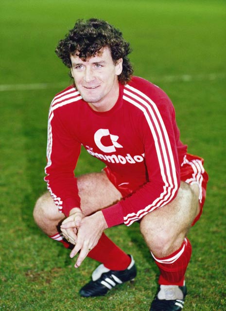 Hughes từng chiều chơi cho Xứ Wales, tối xung trận với Bayern