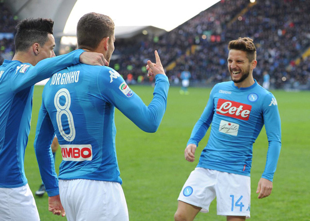 Napoli tiếp tục đứng vững ở ngôi đầu Serie A
