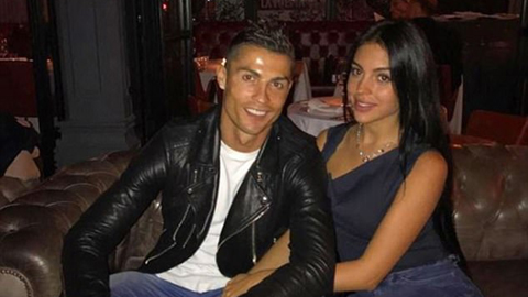 Ronaldo ăn mừng với bạn gái sau khi ghi bàn giải hạn