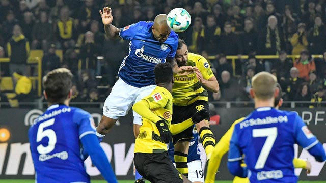 Naldo bật cao hơn tất cả để đánh đầu tung lưới Dortmund, giúp Schalke gỡ hòa 4-4