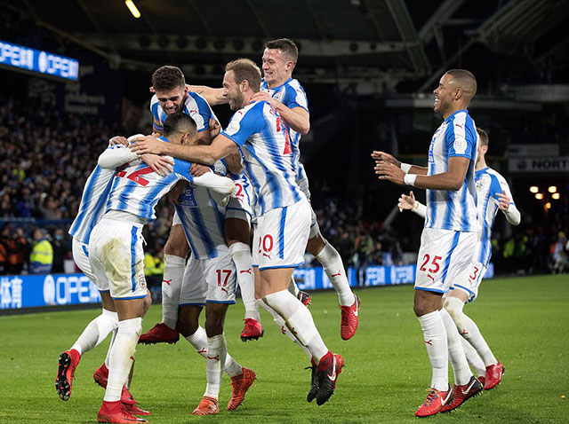 Huddersfield từng gây bất ngờ khi đánh bại M.U 2-1, khiến Man City vất vả mới có chiến thắng