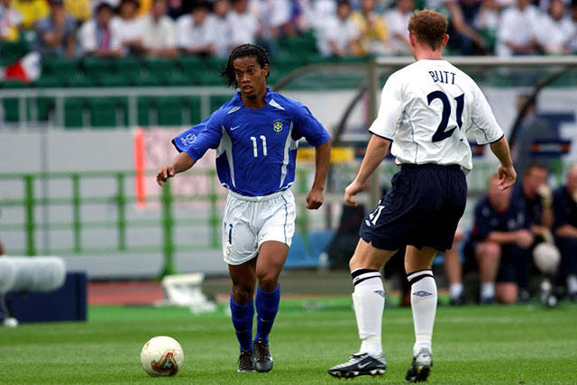 Ronaldinho sút phạt đẳng cấp giúp Brazil loại Anh